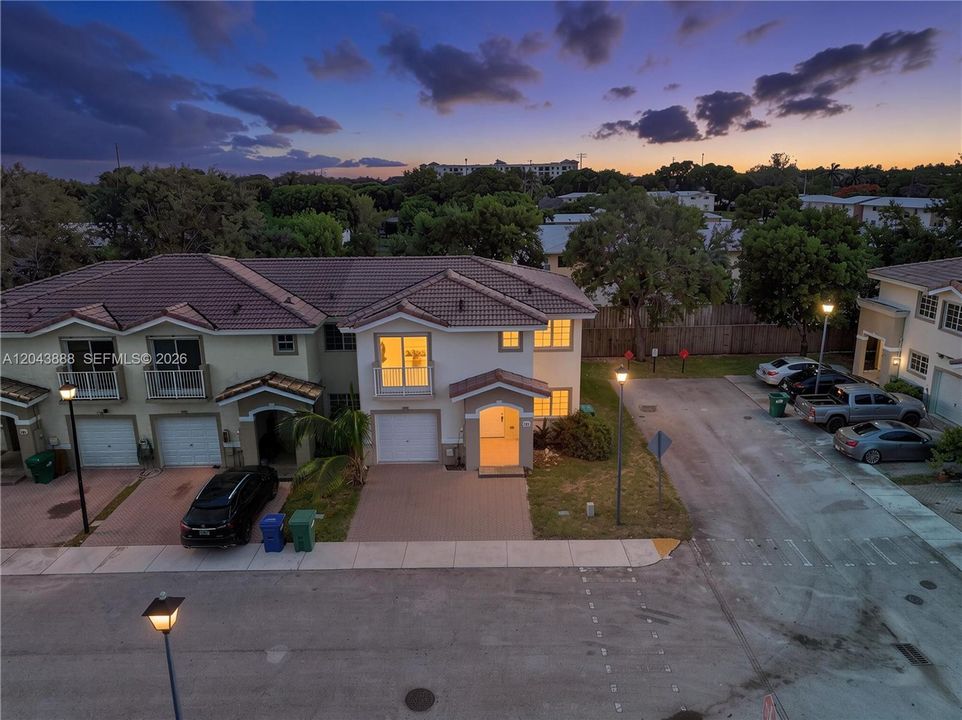 For Sale: $370,000 (5 beds, 2 baths, 1861 Square Feet)