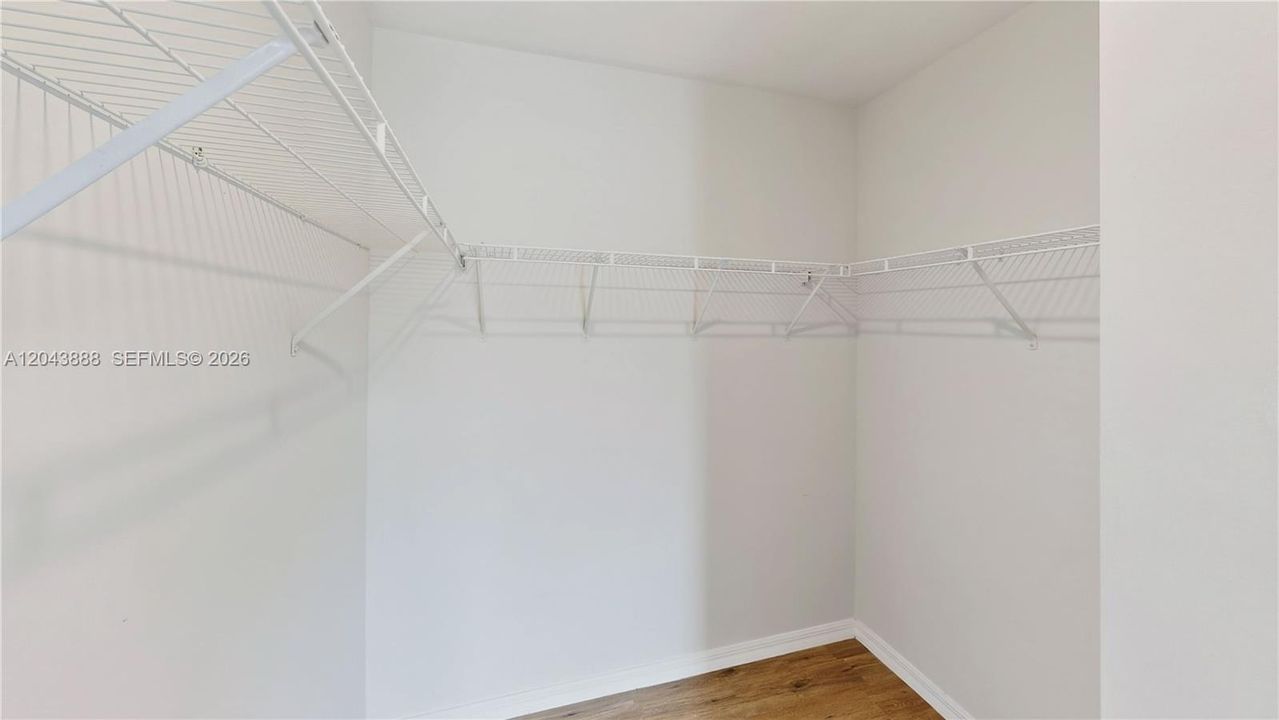 For Sale: $370,000 (5 beds, 2 baths, 1861 Square Feet)
