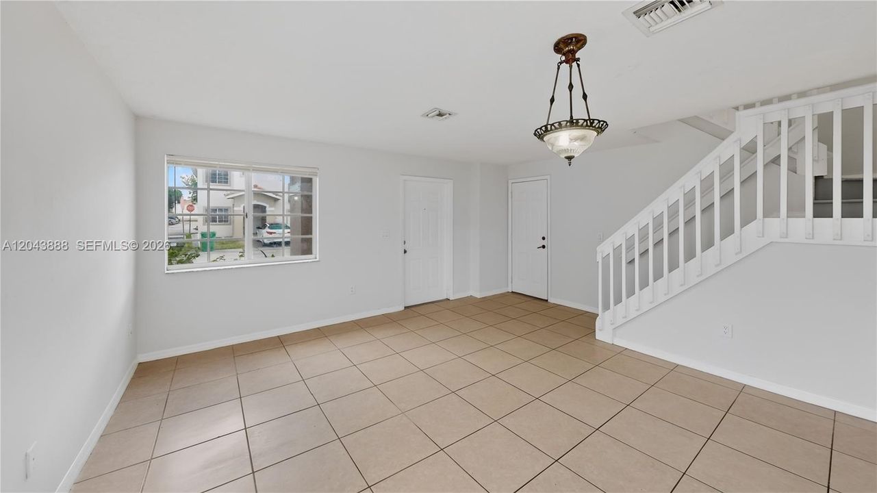 For Sale: $370,000 (5 beds, 2 baths, 1861 Square Feet)