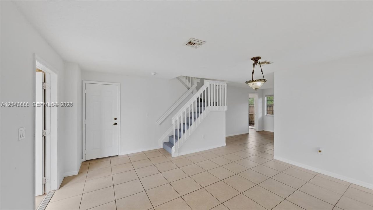 For Sale: $370,000 (5 beds, 2 baths, 1861 Square Feet)