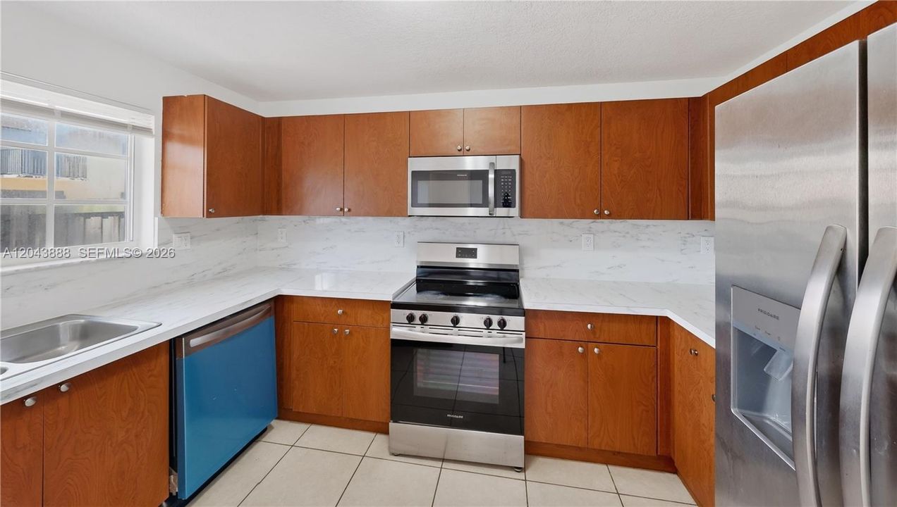 For Sale: $370,000 (5 beds, 2 baths, 1861 Square Feet)