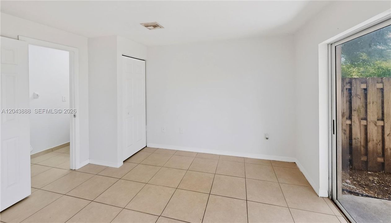 For Sale: $370,000 (5 beds, 2 baths, 1861 Square Feet)