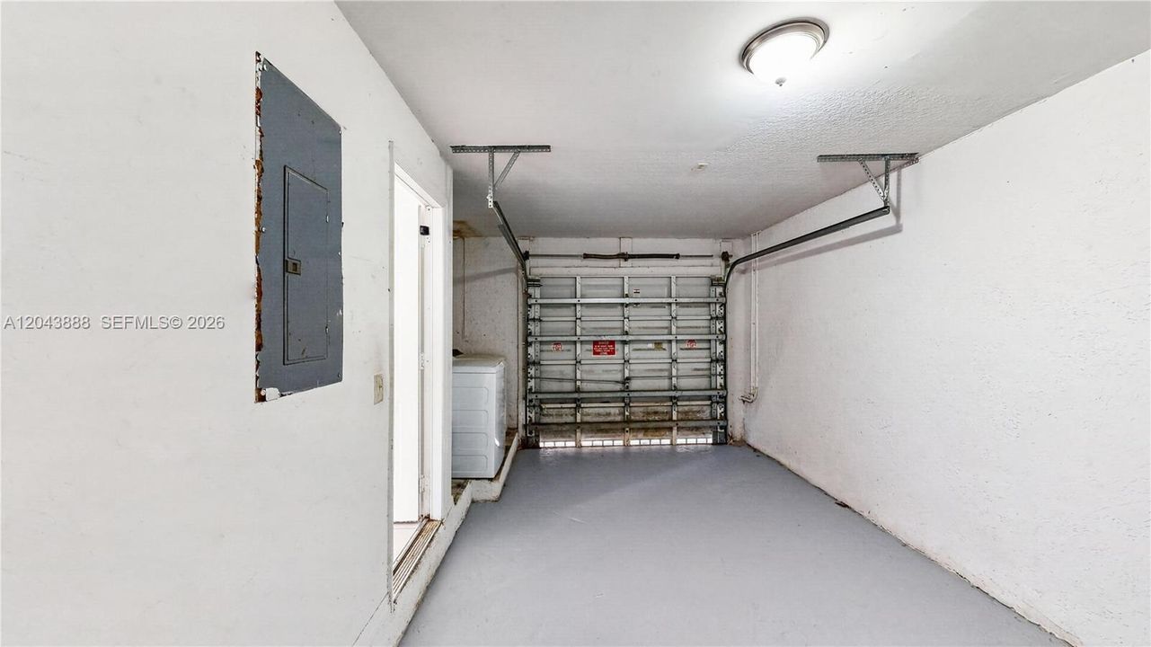 For Sale: $370,000 (5 beds, 2 baths, 1861 Square Feet)