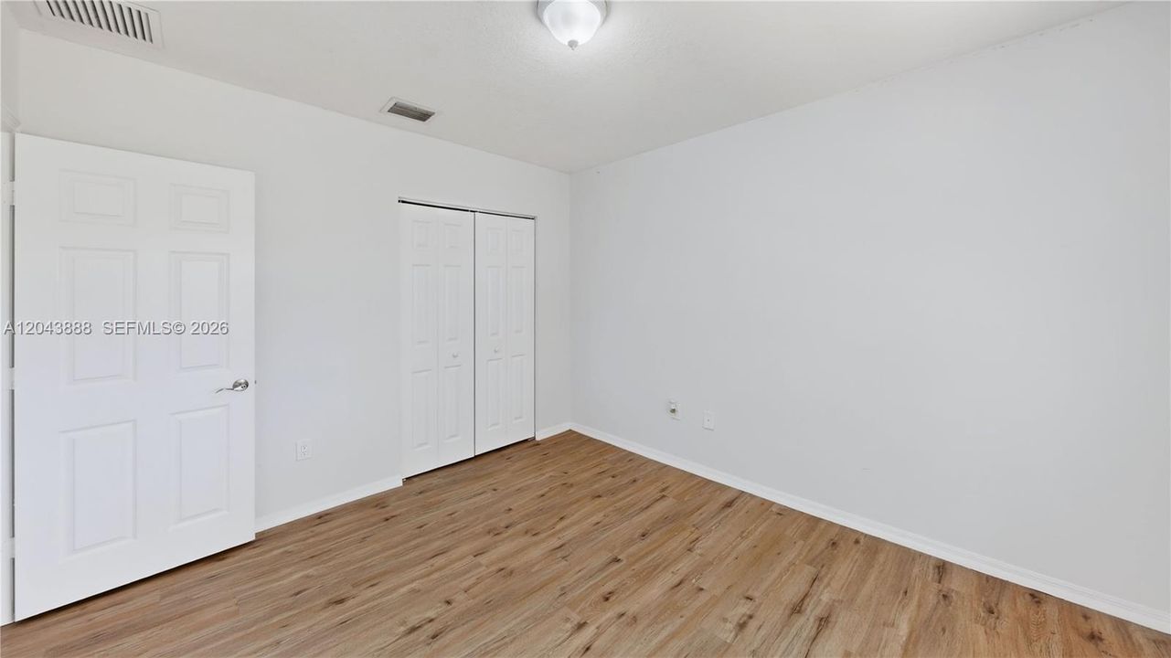 For Sale: $370,000 (5 beds, 2 baths, 1861 Square Feet)