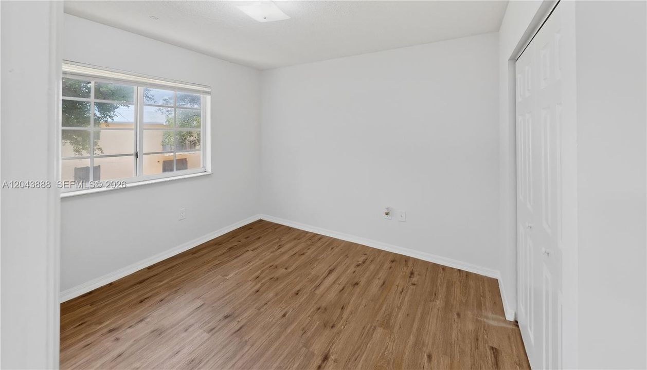 For Sale: $370,000 (5 beds, 2 baths, 1861 Square Feet)