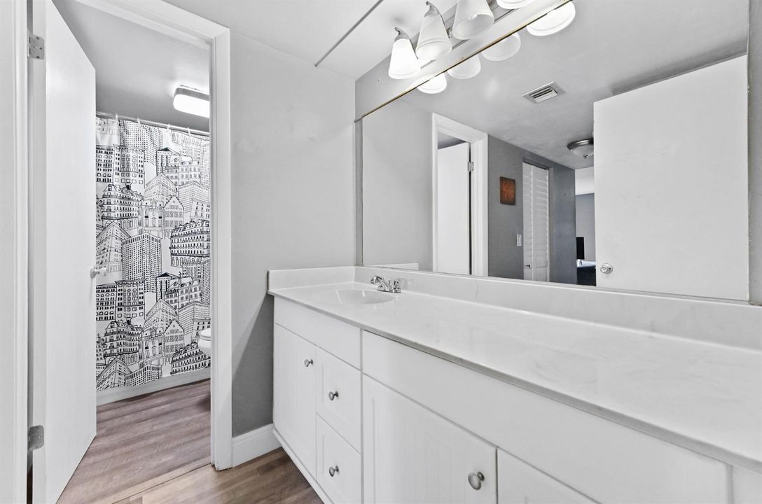20 Bathroom 02