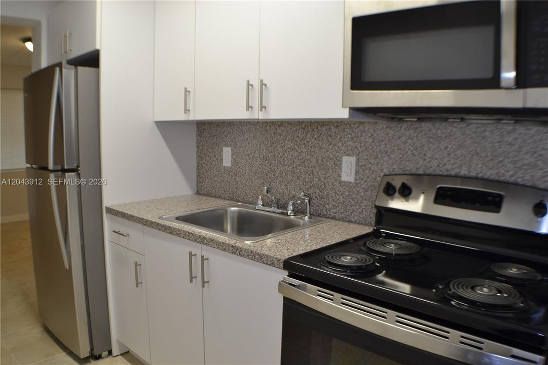 For Rent: $1,800 (2 beds, 1 baths, 800 Square Feet)