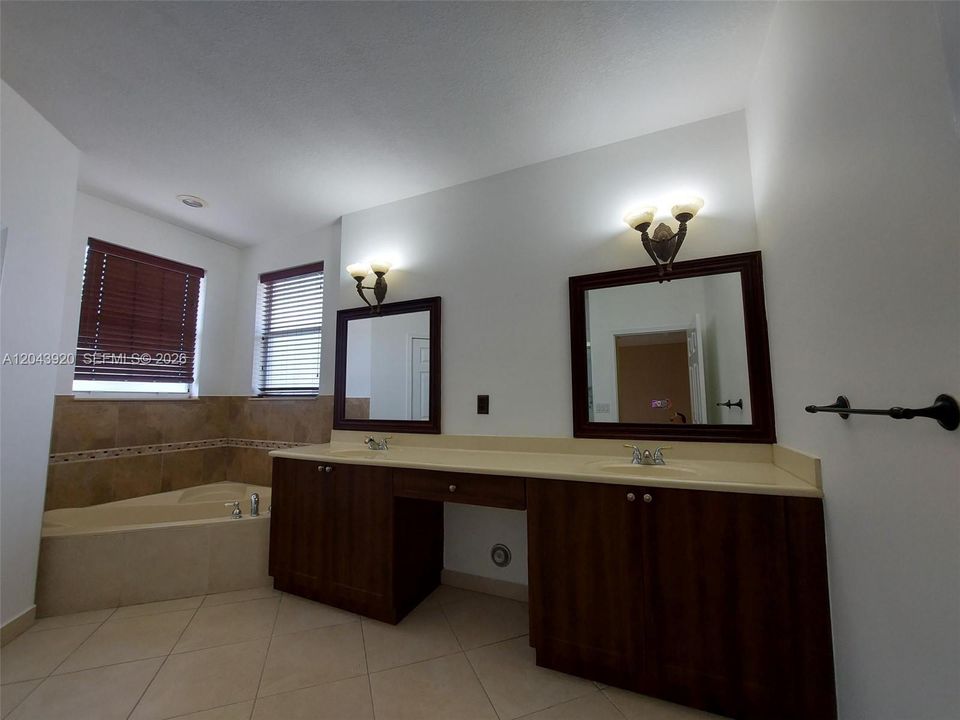For Rent: $5,200 (5 beds, 3 baths, 3123 Square Feet)