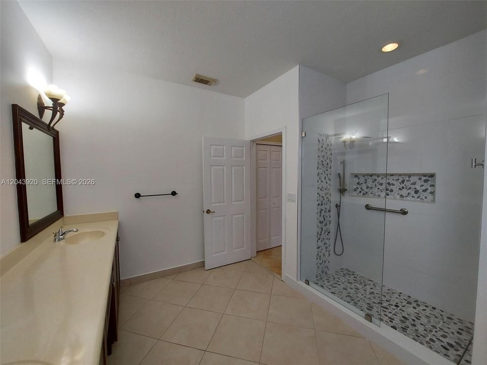 For Rent: $5,200 (5 beds, 3 baths, 3123 Square Feet)