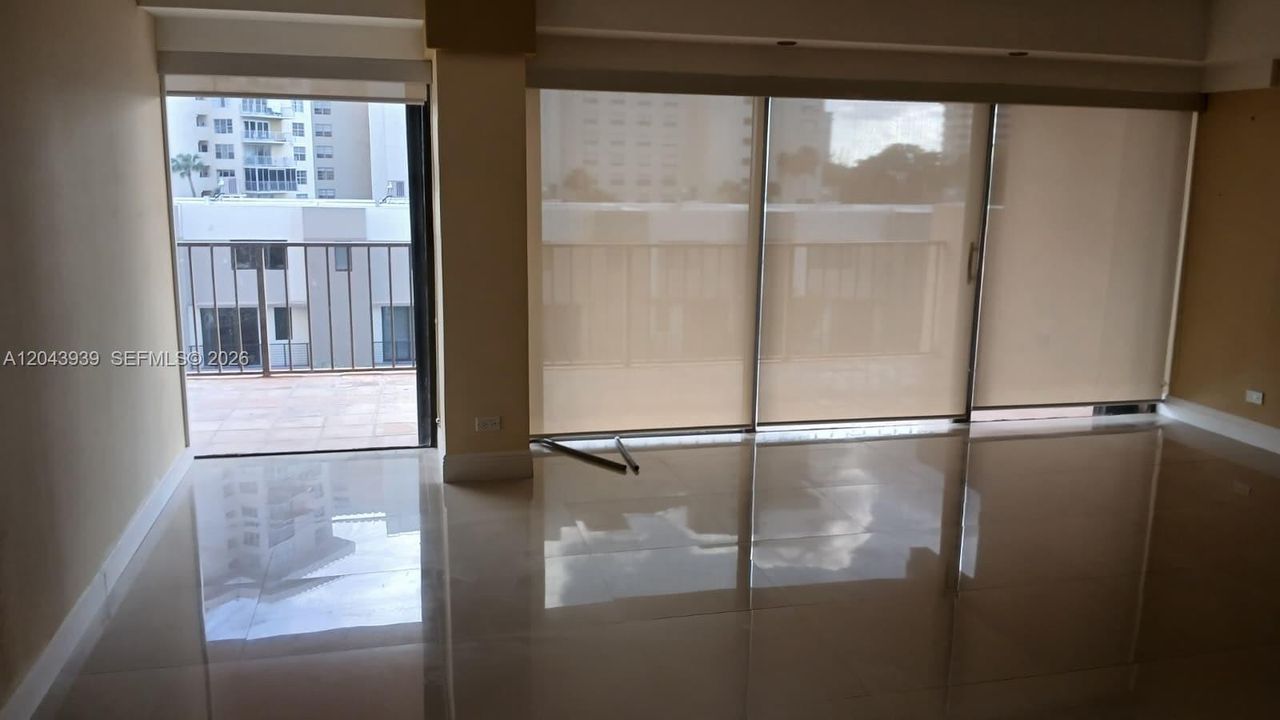 For Sale: $290,000 (3 beds, 3 baths, 1950 Square Feet)