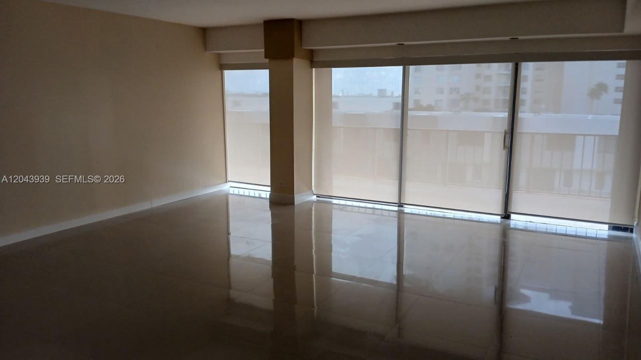 For Sale: $290,000 (3 beds, 3 baths, 1950 Square Feet)