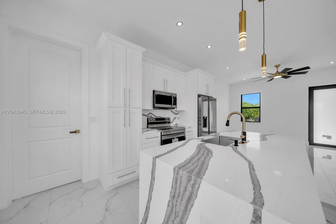 На продажу: $275,000 (3 спален, 3 ванн, 1057 Квадратных фут)