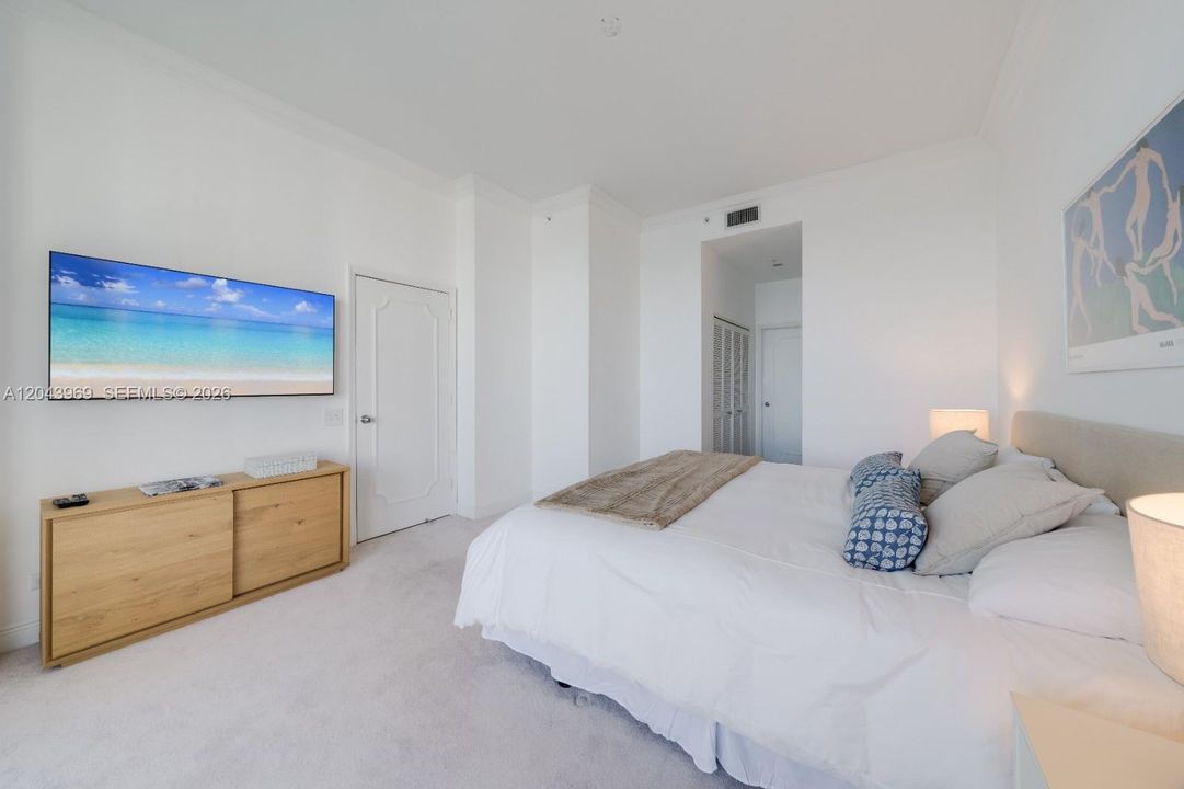 For Rent: $5,500 (2 beds, 2 baths, 1310 Square Feet)