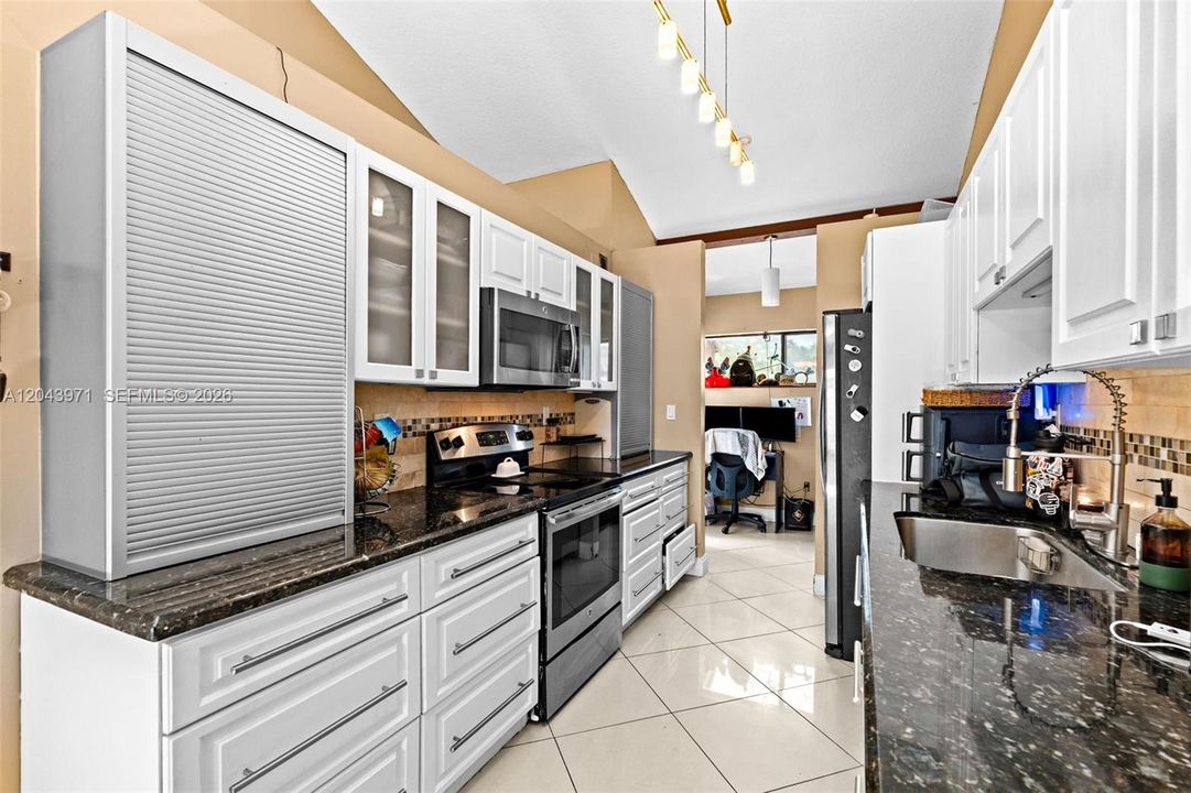 На продажу: $185,000 (2 спален, 2 ванн, 1074 Квадратных фут)