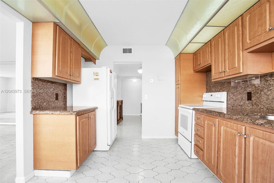 На продажу: $325,000 (3 спален, 2 ванн, 1693 Квадратных фут)