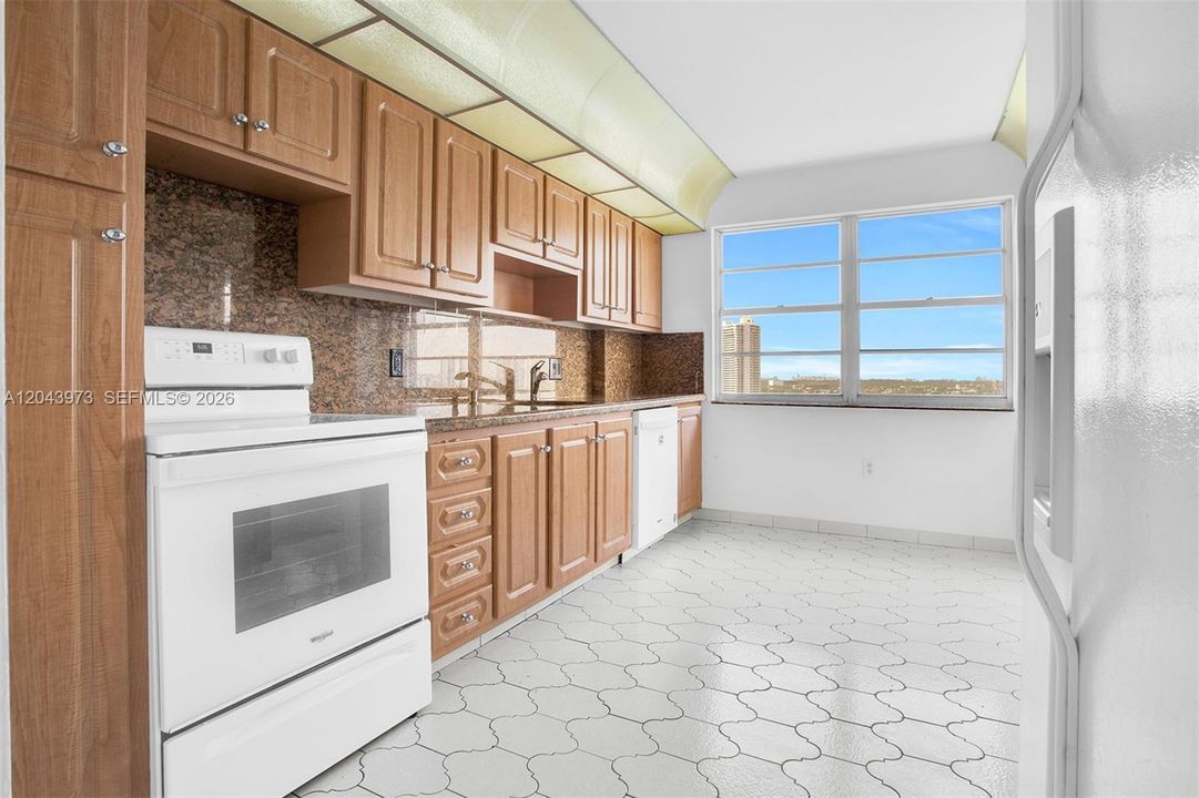 На продажу: $325,000 (3 спален, 2 ванн, 1693 Квадратных фут)