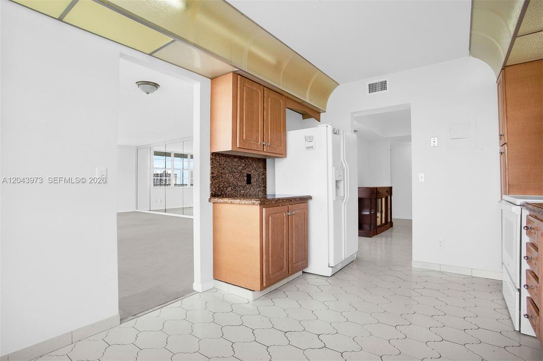 На продажу: $325,000 (3 спален, 2 ванн, 1693 Квадратных фут)