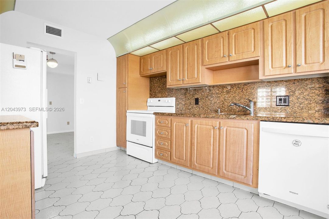 На продажу: $325,000 (3 спален, 2 ванн, 1693 Квадратных фут)
