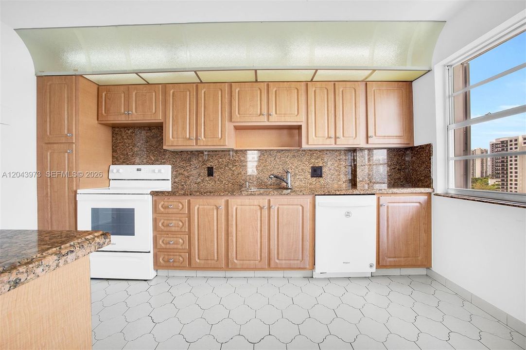 На продажу: $325,000 (3 спален, 2 ванн, 1693 Квадратных фут)