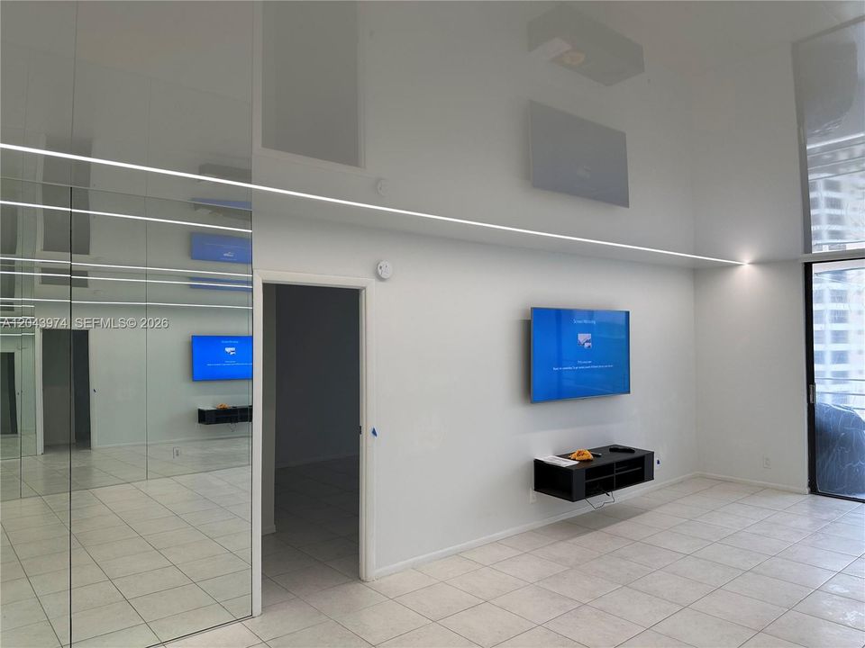 For Rent: $2,000 (1 beds, 1 baths, 1140 Square Feet)