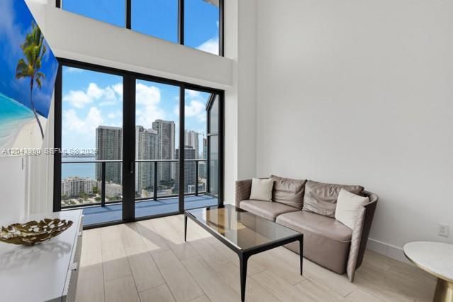 For Sale: $1,400,000 (2 beds, 3 baths, 1313 Square Feet)