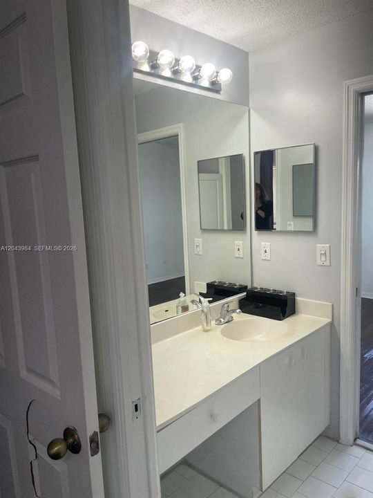 For Rent: $2,600 (2 beds, 1 baths, 1114 Square Feet)