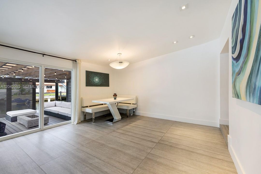 Breakfast nook or office