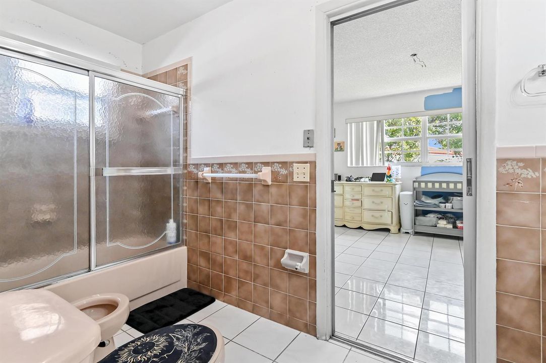 20 Bathroom 02