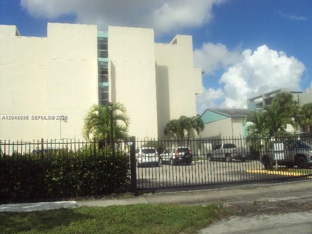 For Sale: $129,900 (1 beds, 1 baths, 800 Square Feet)