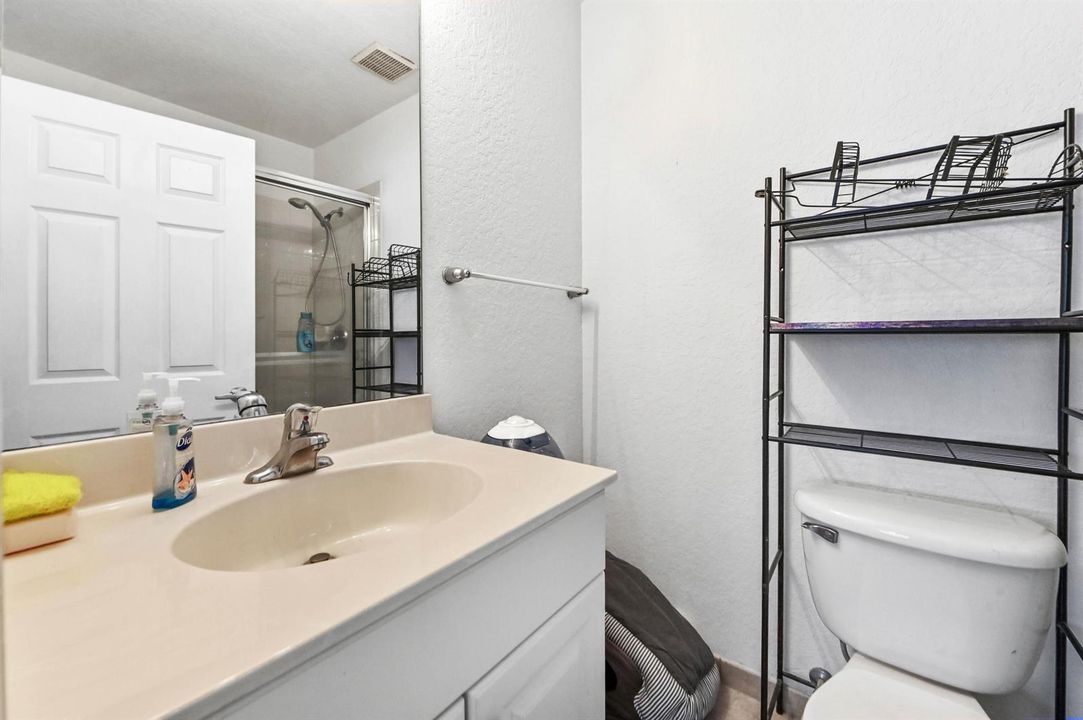 22 Bathroom 03