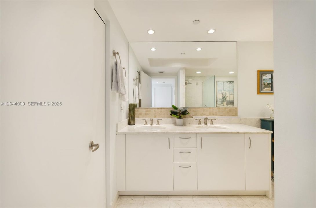 For Sale: $755,000 (1 beds, 1 baths, 895 Square Feet)