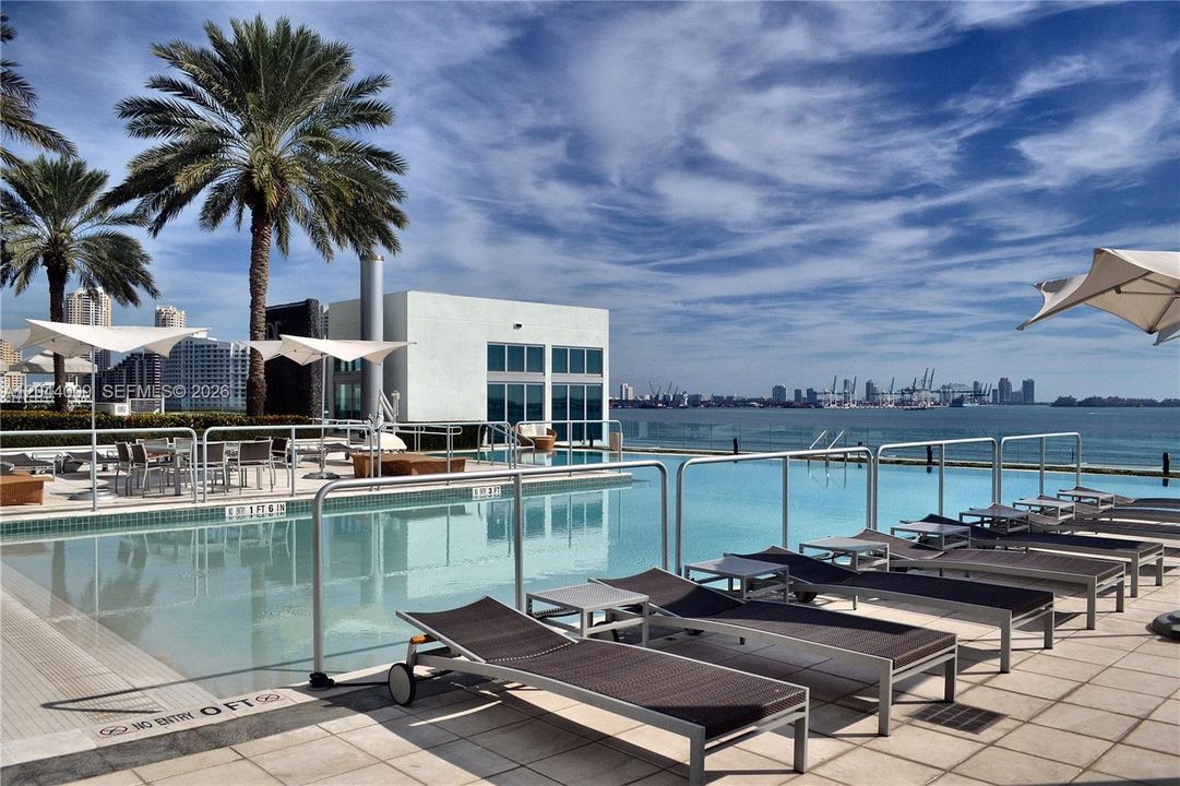 For Sale: $755,000 (1 beds, 1 baths, 895 Square Feet)