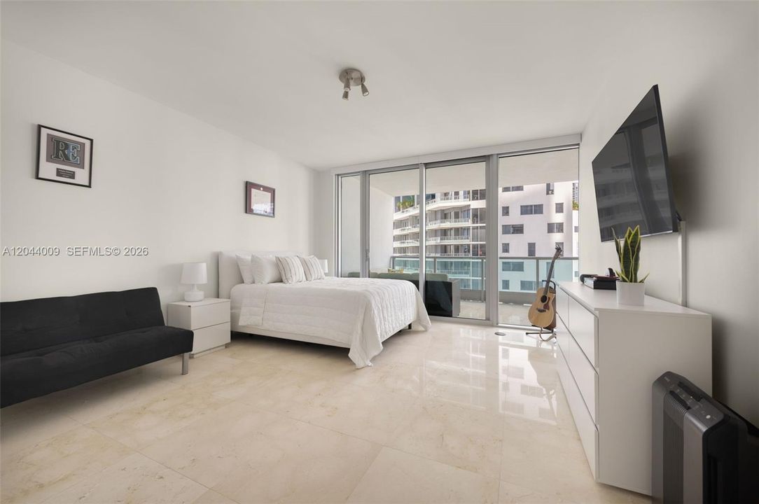 For Sale: $755,000 (1 beds, 1 baths, 895 Square Feet)
