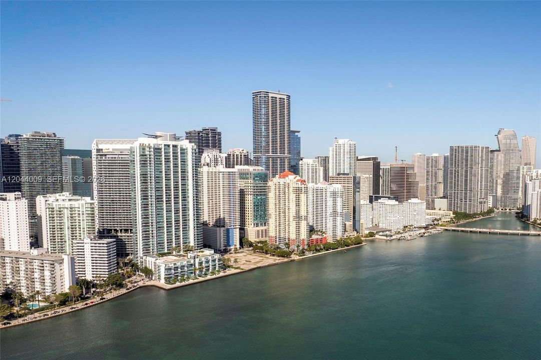 For Sale: $755,000 (1 beds, 1 baths, 895 Square Feet)