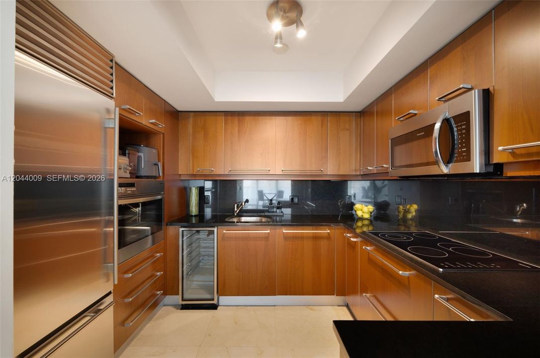 For Sale: $755,000 (1 beds, 1 baths, 895 Square Feet)