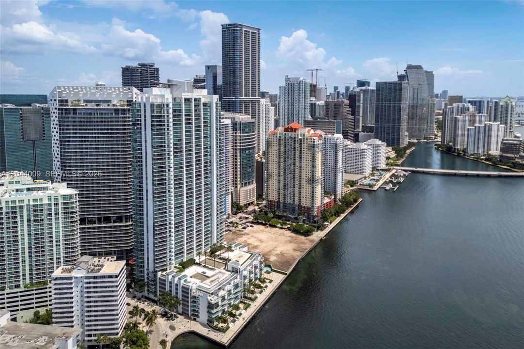 For Sale: $755,000 (1 beds, 1 baths, 895 Square Feet)