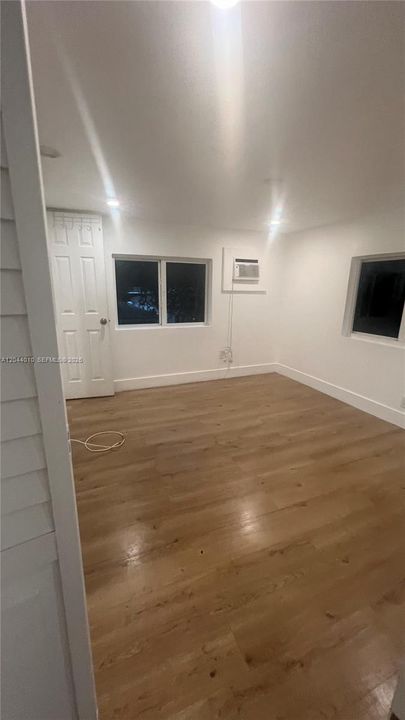 For Rent: $1,400 (1 beds, 1 baths, 400 Square Feet)