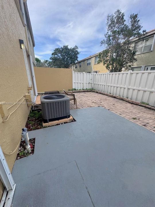 Active With Contract: $3,200 (3 beds, 2 baths, 1515 Square Feet)
