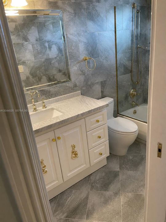 For Sale: $199,000 (1 beds, 1 baths, 847 Square Feet)