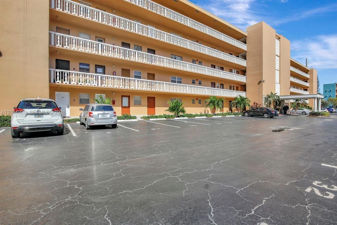 For Sale: $199,000 (1 beds, 1 baths, 847 Square Feet)