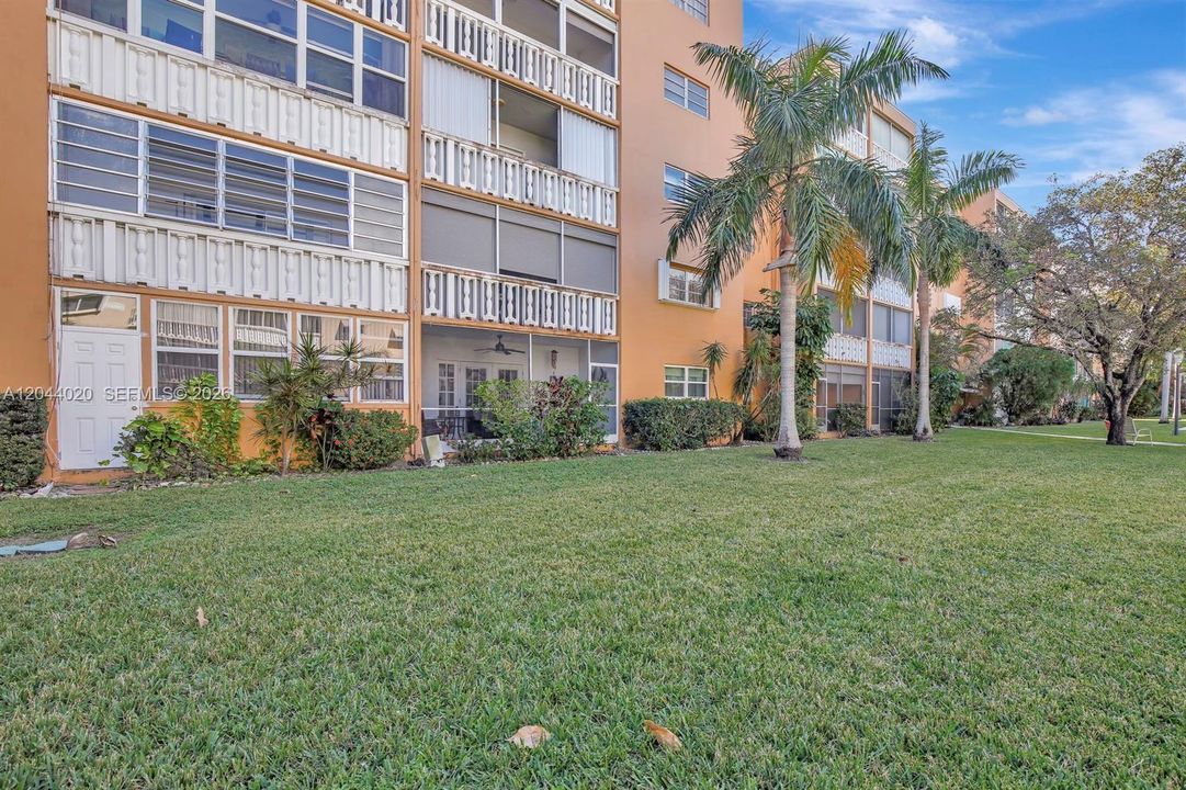 For Sale: $199,000 (1 beds, 1 baths, 847 Square Feet)