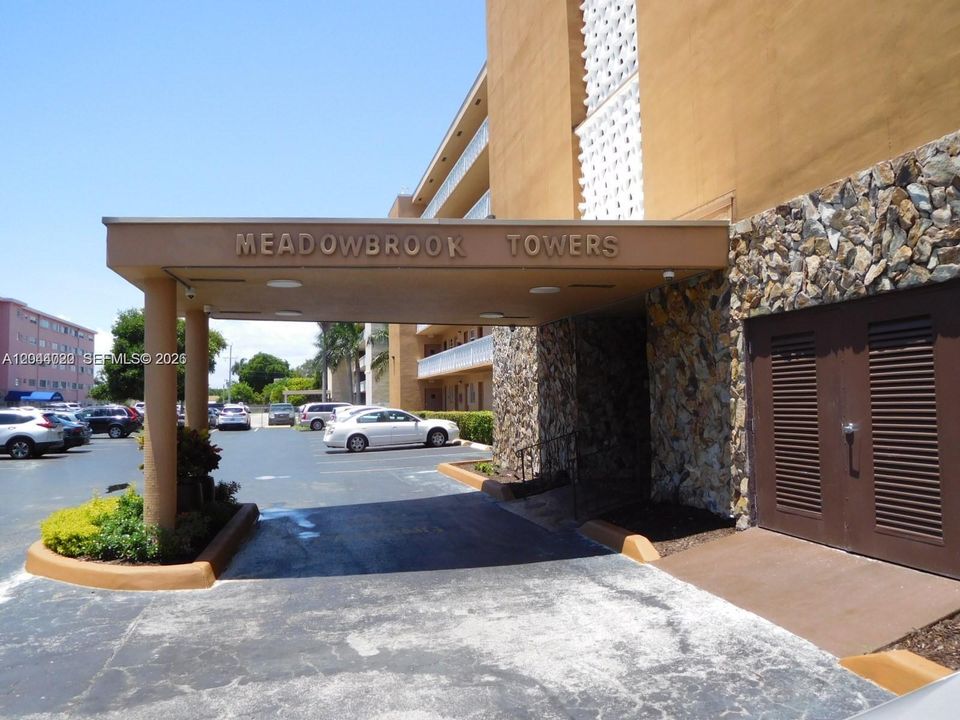For Sale: $199,000 (1 beds, 1 baths, 847 Square Feet)