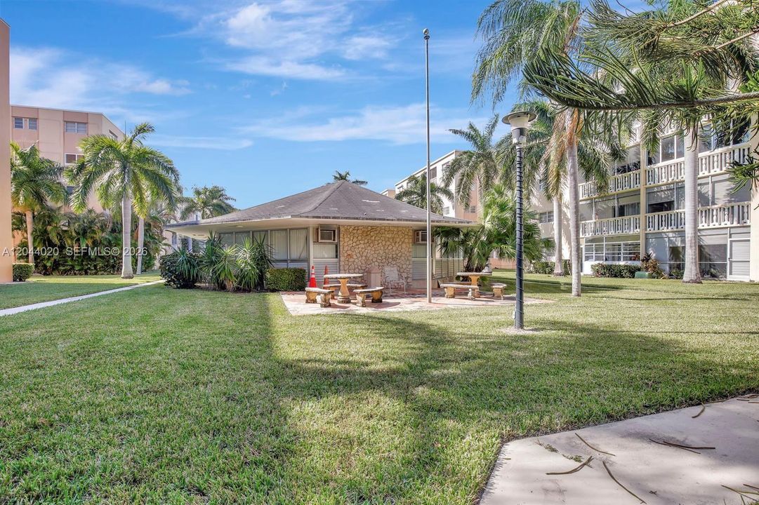 For Sale: $199,000 (1 beds, 1 baths, 847 Square Feet)