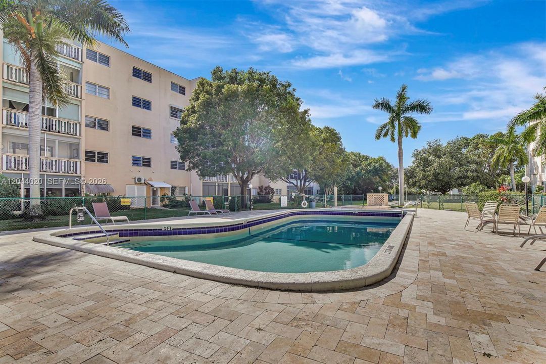 For Sale: $199,000 (1 beds, 1 baths, 847 Square Feet)