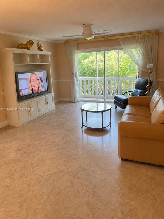 For Sale: $199,000 (1 beds, 1 baths, 847 Square Feet)