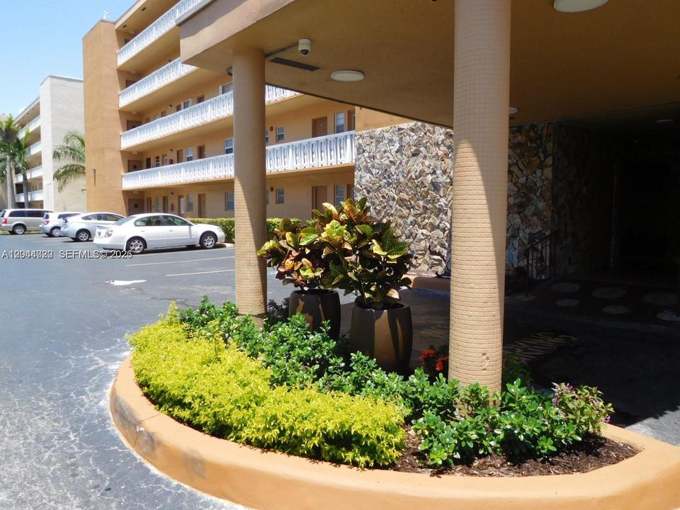 For Sale: $199,000 (1 beds, 1 baths, 847 Square Feet)