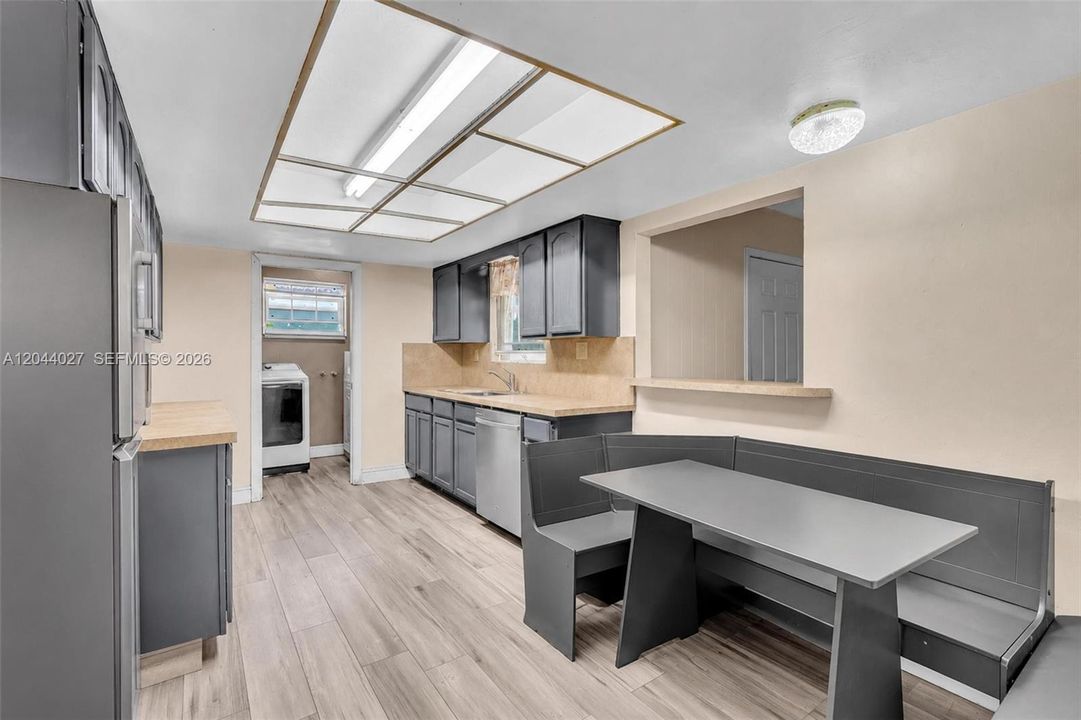 На продажу: $445,900 (3 спален, 2 ванн, 1442 Квадратных фут)