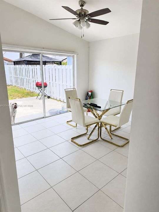 В аренду: $3,700 (3 спален, 2 ванн, 1236 Квадратных фут)