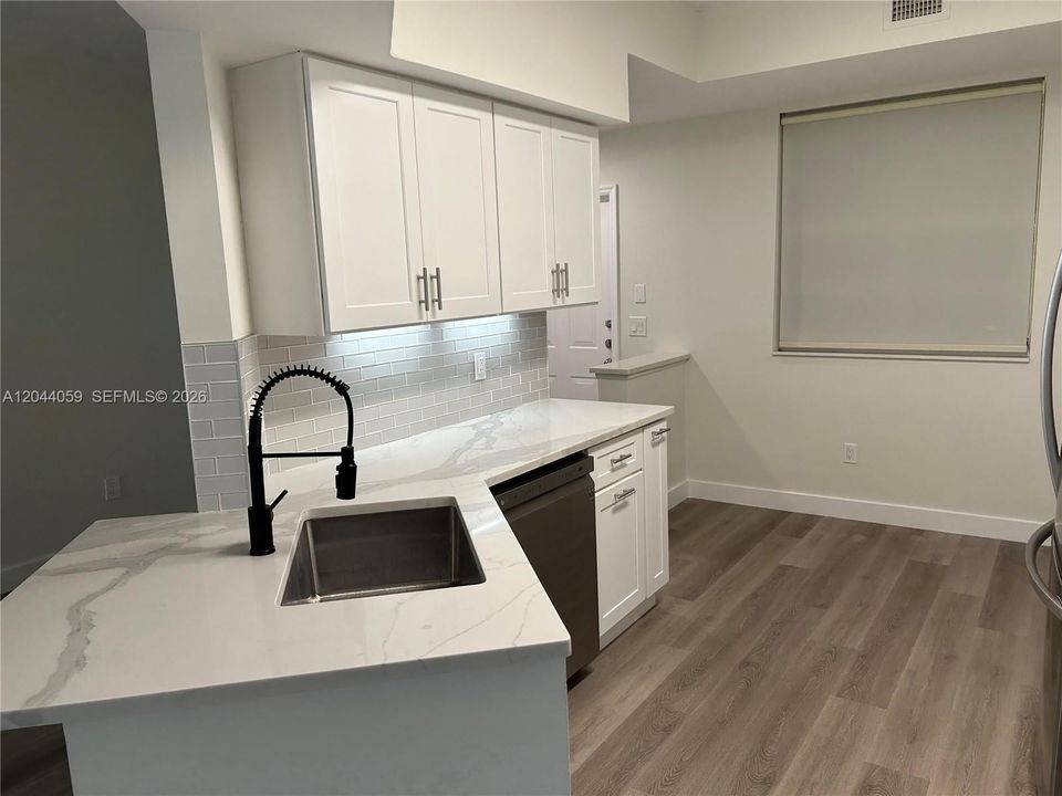 На продажу: $419,000 (2 спален, 1 ванн, 1024 Квадратных фут)