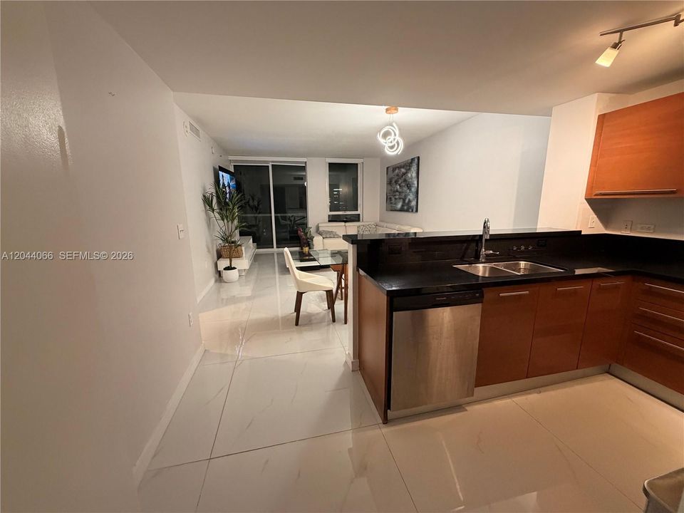 For Rent: $2,900 (1 beds, 1 baths, 806 Square Feet)